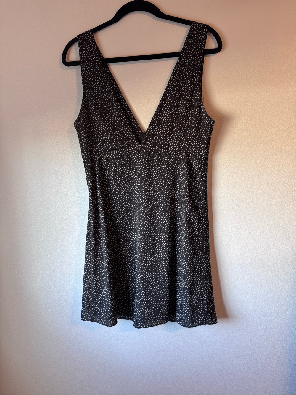 Lola Grace Sleeveless Black and White V-Neck Mini Dress - Picture 3 of 5